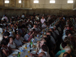 Vista de la comida de hermandad en el silo de Almenar