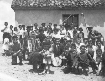 Grupo de "mozos" y "mozas". Gallofa en los a�os 50. Almarail