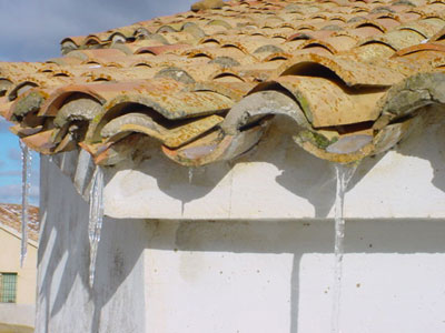Estalactitas de hielo en un tejado de Almarail