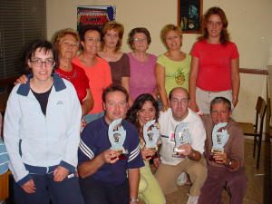 Los finalistas posan junto con otros asistentes