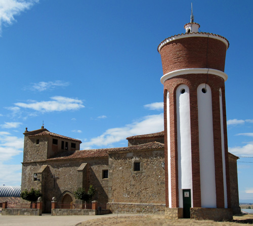 Dep�sito de agua e iglesia de Almarail