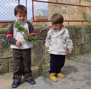 Nico y Alejandro, con sus ramos