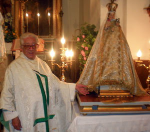 Don Eusebio junto a la imagen de la Virgen de Duero, patrona de Almarail