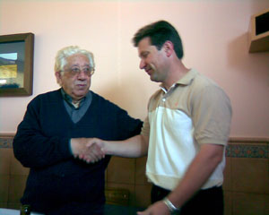 El alcalde hace entrega de la placa conmemorativa