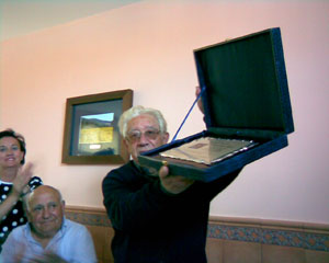D. Eusebio muestra la placa conmemorativa