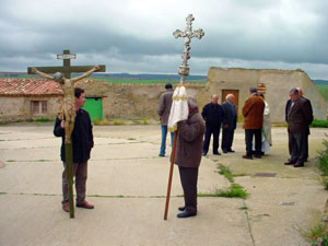 Llegada de los hombres con la imagen de Jesucristo