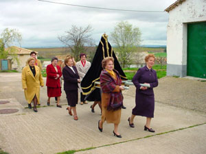 Llegada de las mujeres con la imagen de la Virgen de Duero enlutada