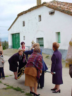 Quit�ndole el manto negro a la Virgen de Duero