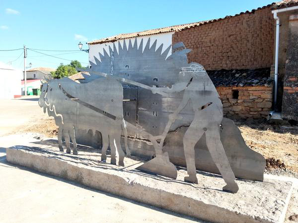 Construcci�n del Monumento al agricultor en Almarail