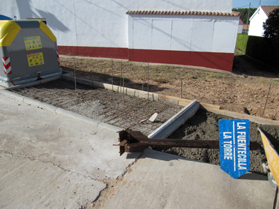Montaje de la escultura La bici en Almarail