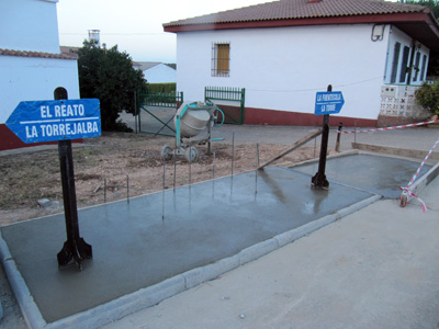 Montaje de la escultura La bici en Almarail