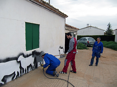 Graffiti en la Cochera del pueblo de Almarail. Homenaje a la trashumancia