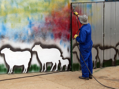 Graffiti en la Cochera del pueblo de Almarail. Homenaje a la trashumancia