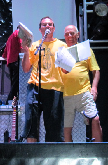 José Mª Soto Ortega, promotor del certamen, entregando el tercer premio a Andrés Muñoz de Miguel. 3 de agosto de 2013.
