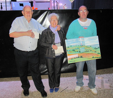 Santos Miranda, Teresa Las Heras y Demetrio Las Heras (en representaci�n de Jes�s Manuel Las Heras), vencedores del III certamen de relato corto. 1 de agosto de 2015.