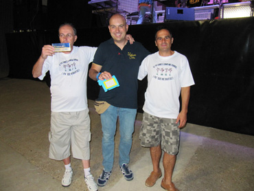 Jes�s Manuel Las Heras Soto (izquierda) y Juanjo Delgado Soto (centro), vencedores del IV certamen de relato corto, junto al promotor, Jos� Mar�a Soto Ortega. 6 de agosto de 2016.