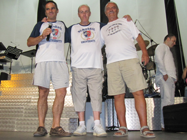 Andr�s Mu�oz de Miguel (derecha) y Jes�s Manuel Las Heras Soto (centro), vencedores del V certamen de relato corto, junto al promotor, Jos� Mar�a Soto Ortega. 5 de agosto de 2017.