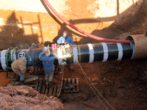 Obras del gasoducto Yela - El Villar de Arnedo en Almarail. Paso bajo el Canal de Almaz�n