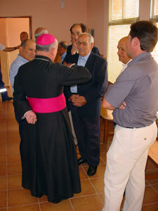 D. Vicente dialoga con los vecinos de Almarail