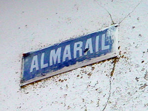 Antiguo indicador de entrada al pueblo desde el camino de Almaz�n