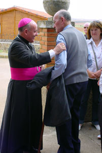 Los vecinos de Almarail recibiendo al Sr. Obispo