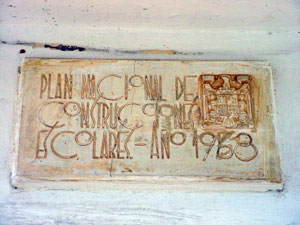 Placa de la inauguraci�n de la escuela en 1958