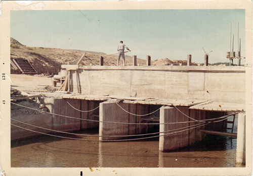D. Luis Hern�ndez, de Almarail, en las obras de construcci�n del azud de Almarail en 1968