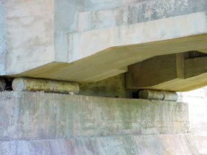 Detalle de los cilindros met�licos sobre los que se apoya el puente