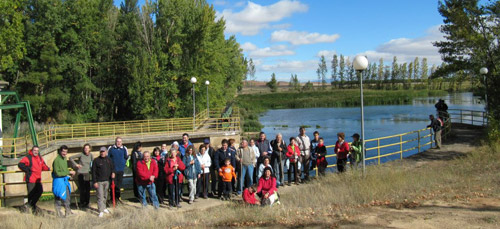 Grupo senderista de Los R�banos en el azud tras visitar la Torrejalba. 30 de septiembre de 2012.