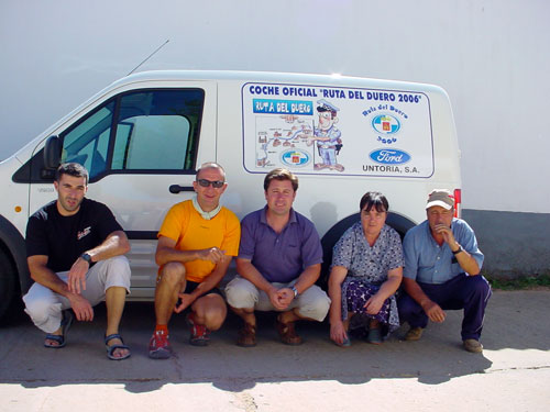 Dos de los expedicionarios posan junto al alcalde y dos vecinos de la localidad