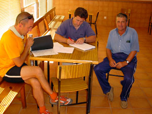 El alcalde escribe acerca de Almarail en el cuaderno de ruta.