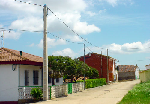 Tendidos el�ctricos nuevos en la Calle La Iglesia de Almarail