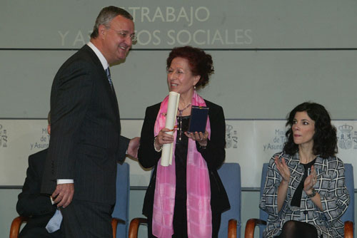 Teresa Las Heras Abad recibiendo el galard�n de manos del ministro Jes�s Caldera
